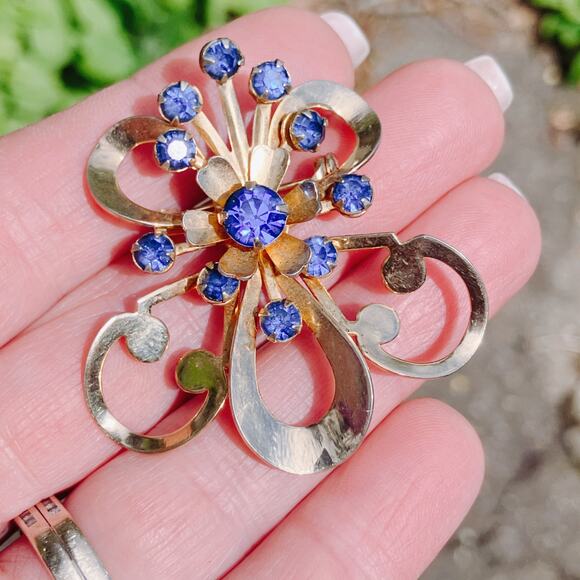 Vintage 1940s Gold Tone Brooch Blue Rhinestone Mid Century Floral Pin Jewelry - Picture 3 of 10